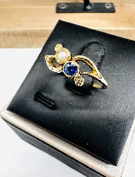 bague ancienne en or ornée d'une demie perle et une pierre bleue or 750 millième (18 ct) 1,59g
