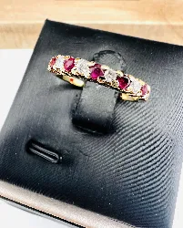 bague demie alliance ornée de 5 rubis et 4 diamants  or 750 millième (18 ct) 2,52g