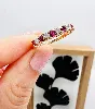 bague demie alliance ornée de 5 rubis et 4 diamants  or 750 millième (18 ct) 2,52g