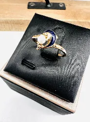 bague or dauphin en émail avec une perle de culture or 750 millième (18 ct) 1,28g