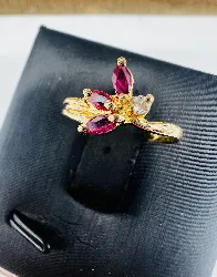 bague or ornée de 3 rubis synthétiques forme navette et un petit diamant or 750 millième (18 ct) 1,42g