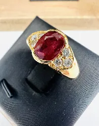 bague or rubis ovale épaulé de 6 diamants environ 0,24ct au total or 750 millième (18 ct) 4,79g