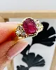 bague or rubis ovale épaulé de 6 diamants environ 0,24ct au total or 750 millième (18 ct) 4,79g