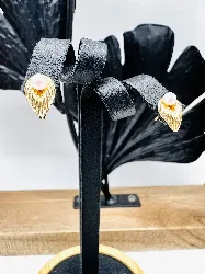 boucles d'oreilles en or chacune ornée d'une perle de culture or 750 millième (18 ct) 1,39g