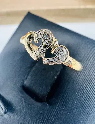bague 2 ors motif 2 coeurs chacun ornéed'un petit diamant or 750 millième (18 ct) 1,11g