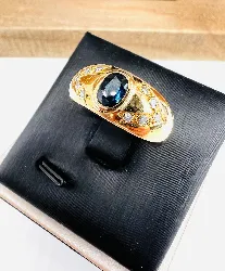 bague bandeaunor centrée d'un saphir et de petits diamants or 750 millième (18 ct) 5,93g