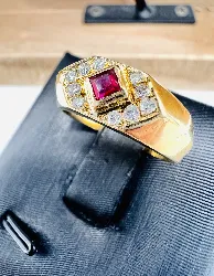 bague style chevalière en or centré d'un rubis synthétique entouré de 10 diamants or 750 millième (18 ct) 5,60g