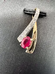 pendentif 2 ors ornée d'un rubis et 1 ligne de 5 diamants or 750 millième (18 ct) 1,30g