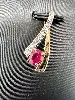pendentif 2 ors ornée d'un rubis et 1 ligne de 5 diamants or 750 millième (18 ct) 1,30g