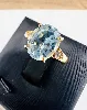 bague centrée d'une topaze bleue facettée épaulée de 2 oxydes or 750 millième (18 ct) 3,40g
