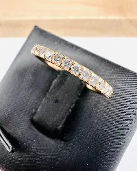 bague demie alliance en or sertie de 16 diamants environ 0,48ct au total or 750 millième (18 ct) 2,36g
