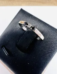 bague fine en or blanc centrée de 2 saphirs et 1 petit diamant  or 750 millième (18 ct) 1,06g