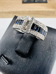 bague or blanc ornée d'une ligne de saphirs entourée de petits diamants or 750 millième (18 ct) 4,02g