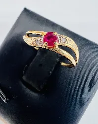 bague or centrée d'un rubis épaulé de 2 petits diamants or 750 millième (18 ct) 1,31g