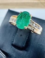 bague or émmeraude épaulée d'une ligne de 8 diamants or 750 millième (18 ct) 2,83g