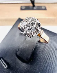 bague style solitaire en 2 ors centrée de 3 diamants taille 8 x 8 or 750 millième (18 ct) 3,49g