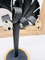 boucle d'oreille puces grain de café dont une en or gris et l'autre en or chacune sertie de 7 diamants or 750 millième (18 ct) 3,4