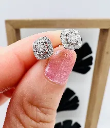 boucles d'oreilles carrées en or blanc ornées de 26 petits diamants or 750 millième (18 ct) 1,27g