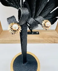 boucles d'oreilles fleur or chacune centrée d'une perle de culture système vis or 750 millième (18 ct) 2,09g