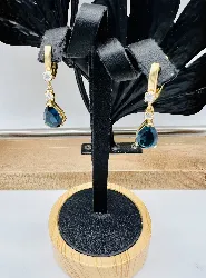 boucles d'oreilles or chacune ornée d'un saphir synthétique surmonté de 2 oxydes or 750 millième (18 ct) 5,34g