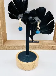 boucles d'oreilles petites créoles chacune ornée d'une boule de piere bleue amovible or 750 millième (18 ct) 2,67g