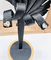 boucles d'oreilles puces or forme coeur chacune ornée d'un oxyde or 750 millième (18 ct) 0,58g