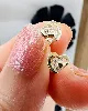 boucles d'oreilles puces or forme coeur chacune ornée d'un oxyde or 750 millième (18 ct) 0,58g