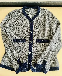 chanel gilet cintré en cachemire gris bordure marine boutons métal argenté motif ancre et logo