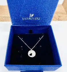 collier swarovski forme ronde avec une empreinte vidé forme diamant