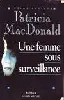 livre une femme sous surveillance
