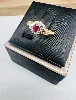 bague 2 ors centrée d'un rubis et 2 petits diamants or 750 millième (18 ct) 1,55g