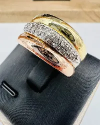bague 3 ors centrée d'une pavage de diamants  or 750 millième (18 ct) 12,97g