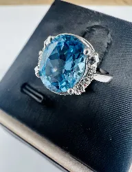 bague argent topaze bleue épaulée de 2 lignes d'oxydes argent 925 millième (22 ct) 2,52g