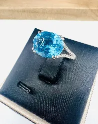 bague argent topaze bleue épaulée de 4 lignes d'oxydes argent 925 millième (22 ct) 3,34g