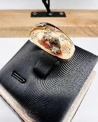 bague bombée en or 7 motifs étoile chacun centré d'un diamant or 750 millième (18 ct) 16,71g