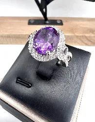 bague cocktail en or blanc centrée d’une améthyste épaulée de 2 autres parmi un pavage de diamants or 750 millième (18 ct) 9,51g