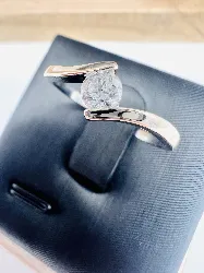 bague or blanc solitaire sertie d'un diamant d'environ 0,30ct  or 750 millième (18 ct) 2,58g