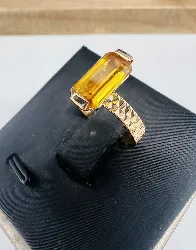 bague or centrée d'un quartz jaune rectangulaire or 750 millième (18 ct) 2,30g
