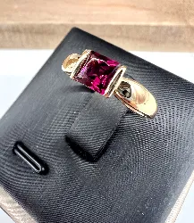 bague or centrée d'une tourmaline rose foncée forme carrée or 750 millième (18 ct) 2,07g