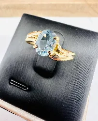 bague or forme vague centrée d'une topaze bleue or 750 millième (18 ct) 2,02g