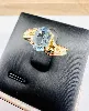 bague or forme vague centrée d'une topaze bleue or 750 millième (18 ct) 2,02g