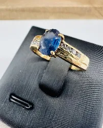 bague or ornée d'un saphir ovale épaulé de 8 diamants or 750 millième (18 ct) 3,0g