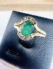 bague or ornée d'une emeraude et 6 diamants or 750 millième (18 ct) 2,73g