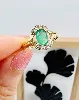 bague or ornée d'une emeraude et 6 diamants or 750 millième (18 ct) 2,73g
