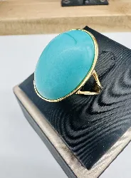 bague or ornée d"une turquoise en cabochon or 750 millième (18 ct) 6,99g