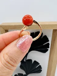 bague ornée d'une boule de corail or 750 millième (18 ct) 3,01g
