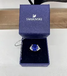 bague swaroski centrée d'un crystal bleu épaulé de 2 cristaux blancs