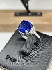 bague swaroski centrée d'un crystal bleu épaulé de 2 cristaux blancs