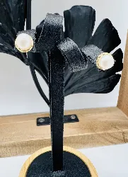 boucles d'oreilles puce or chacune ornée d'une perle de culture or 750 millième (18 ct) 1,14g