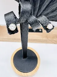 boucles d'oreilles puces chacune ornée d'un diamant d'environ 0,40ct or 750 millième (18 ct) 1,21g